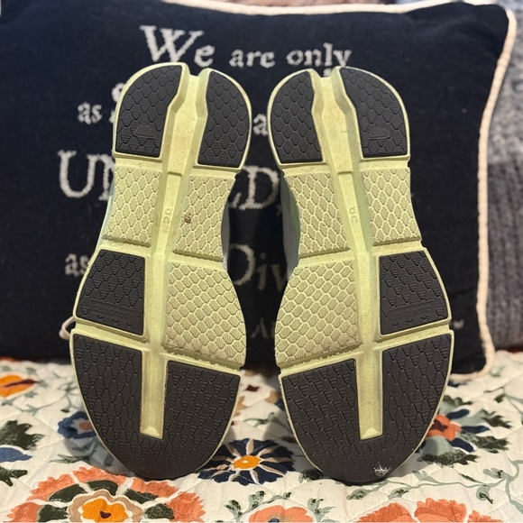 On Running Black and White Athletic Shoes - Picture 9 of 10